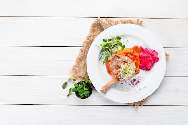 talerz z kolorowym jedzeniem